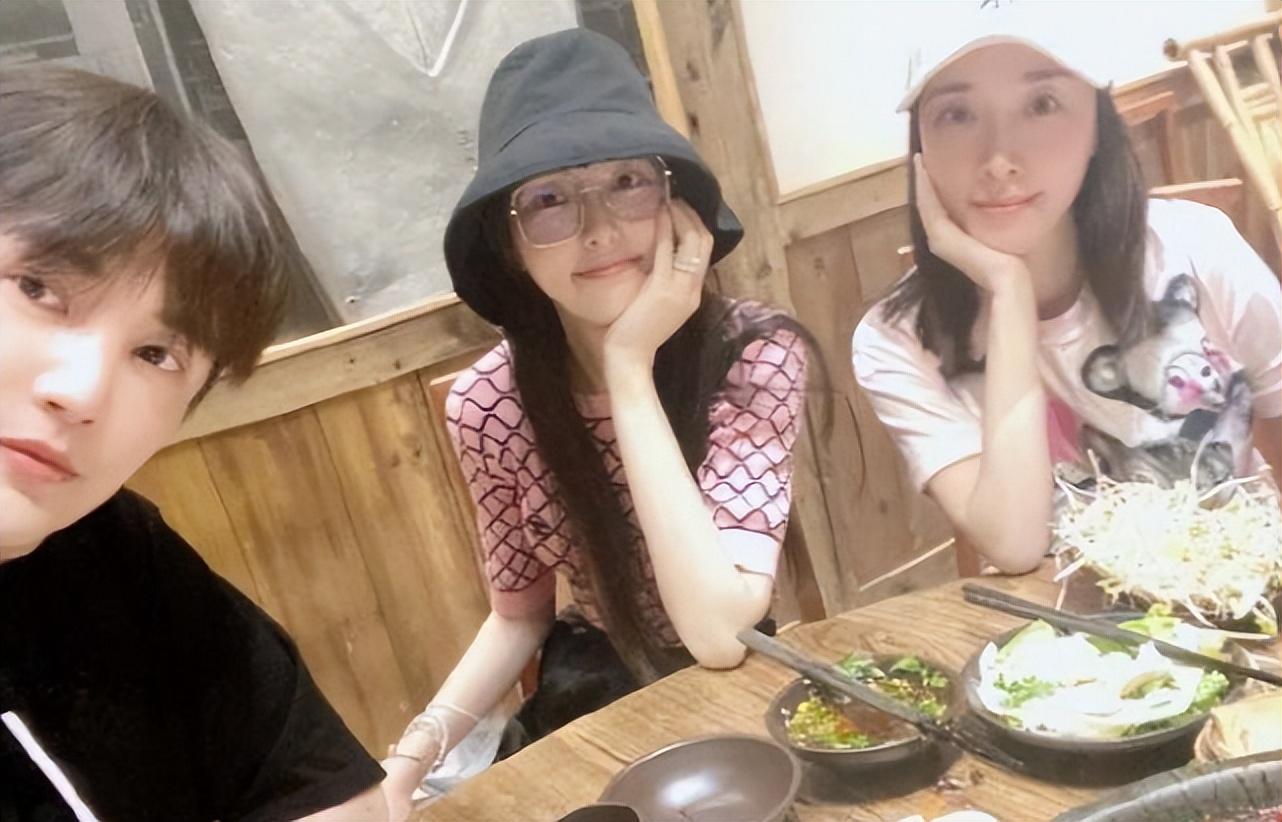 唐嫣带娃日常曝光，带女儿与友人聚餐给她剥虾喂饭，当妈后更温柔