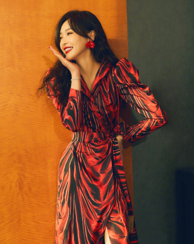 唐嫣带娃日常曝光，带女儿与友人聚餐给她剥虾喂饭，当妈后更温柔