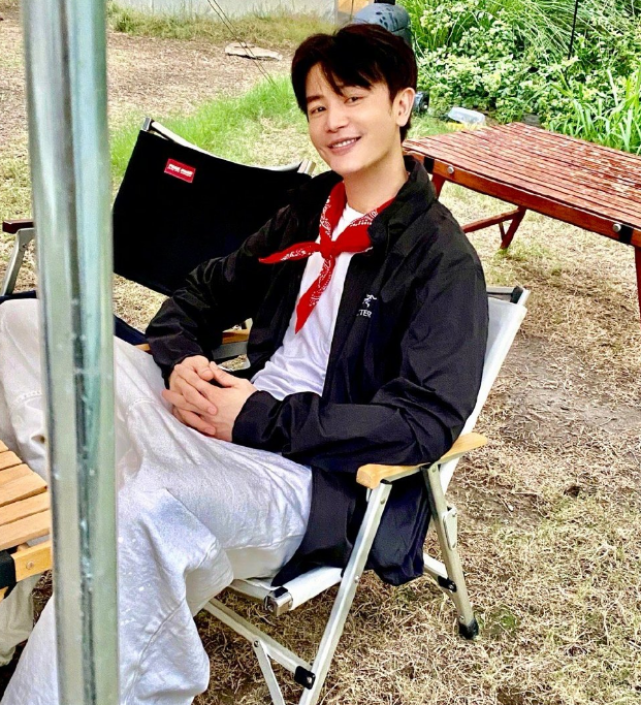 唐嫣带娃日常曝光，带女儿与友人聚餐给她剥虾喂饭，当妈后更温柔