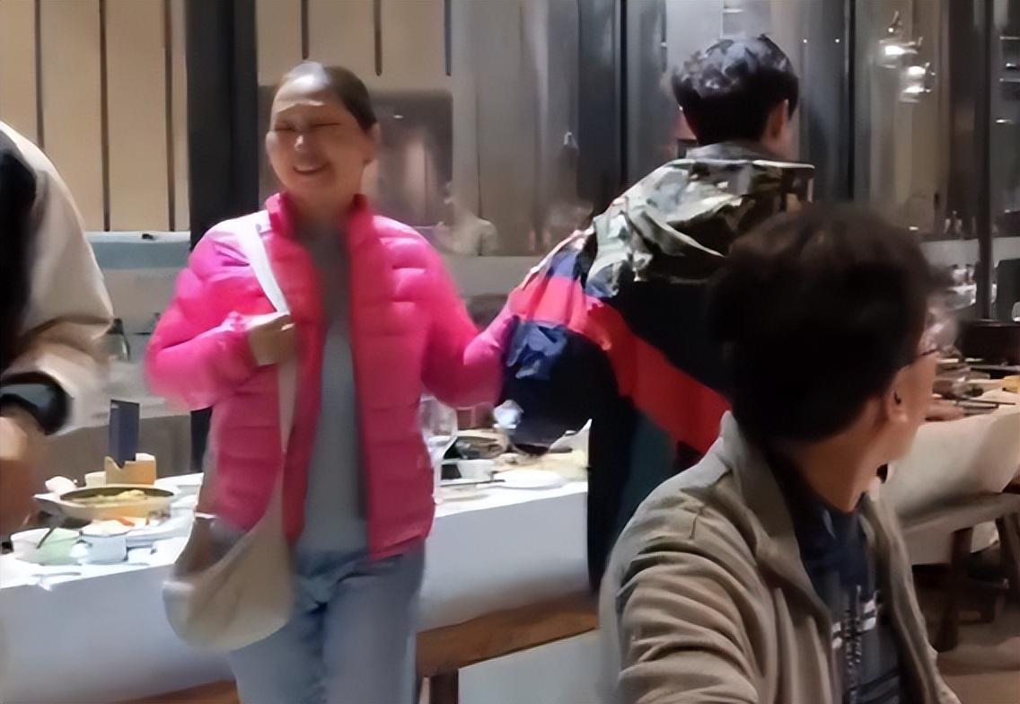 何炅现身平价自助餐厅,与吃饭的学生热情打招呼,勤俭节约接地气