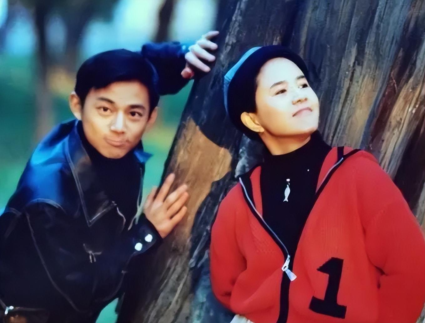 何炅现身平价自助餐厅,与吃饭的学生热情打招呼,勤俭节约接地气