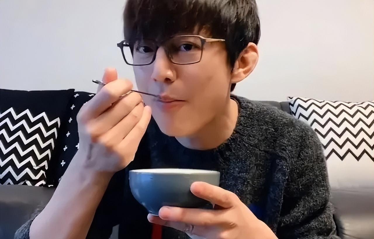 何炅现身平价自助餐厅,与吃饭的学生热情打招呼,勤俭节约接地气