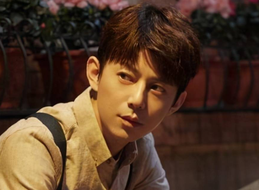 何炅现身平价自助餐厅,与吃饭的学生热情打招呼,勤俭节约接地气