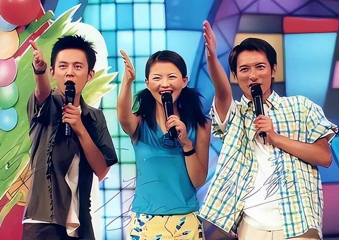 何炅现身平价自助餐厅,与吃饭的学生热情打招呼,勤俭节约接地气