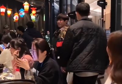 ​何炅现身平价自助餐厅，与吃饭的学生热情打招呼，勤俭节约接地气