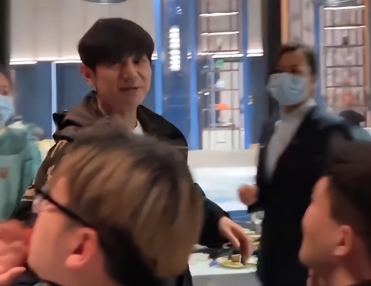 何炅现身平价自助餐厅,与吃饭的学生热情打招呼,勤俭节约接地气