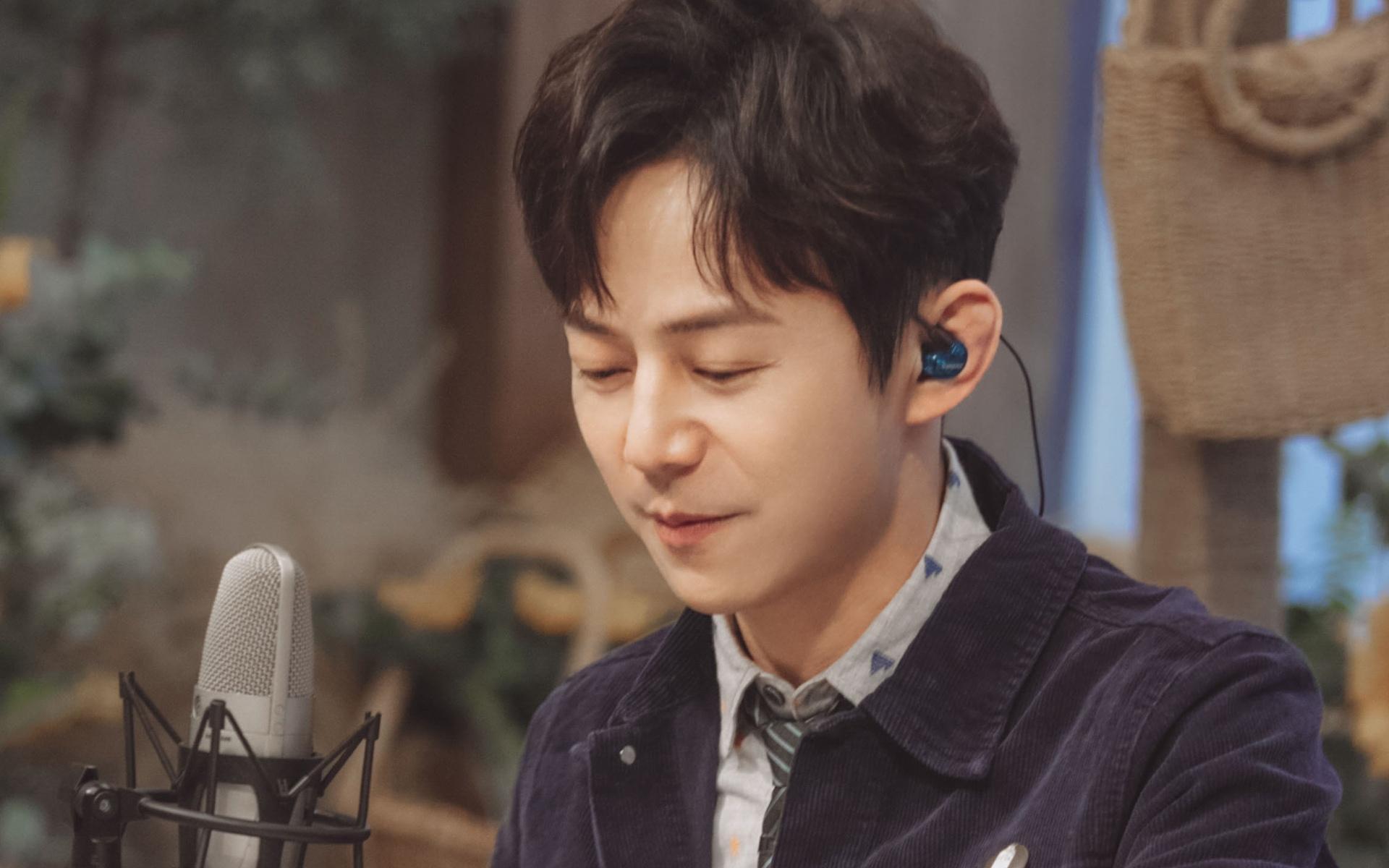 何炅现身平价自助餐厅,与吃饭的学生热情打招呼,勤俭节约接地气