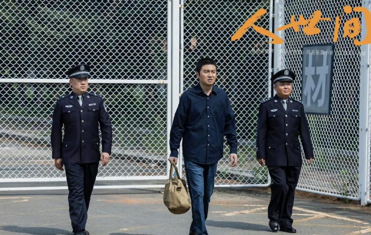 雷佳音夸张艺兴很努力，拍完戏还继续练舞，而自己是躺在床上努力