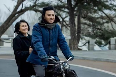 ​雷佳音夸张艺兴很努力，拍完戏还继续练舞，而自己是躺在床上努力