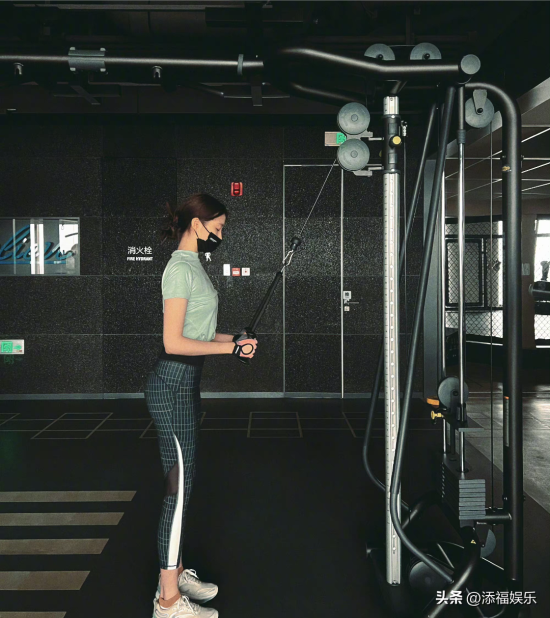 关晓彤晒健身房露腰照,穿塑形衣大秀曲线,3个细节看出没怀孕