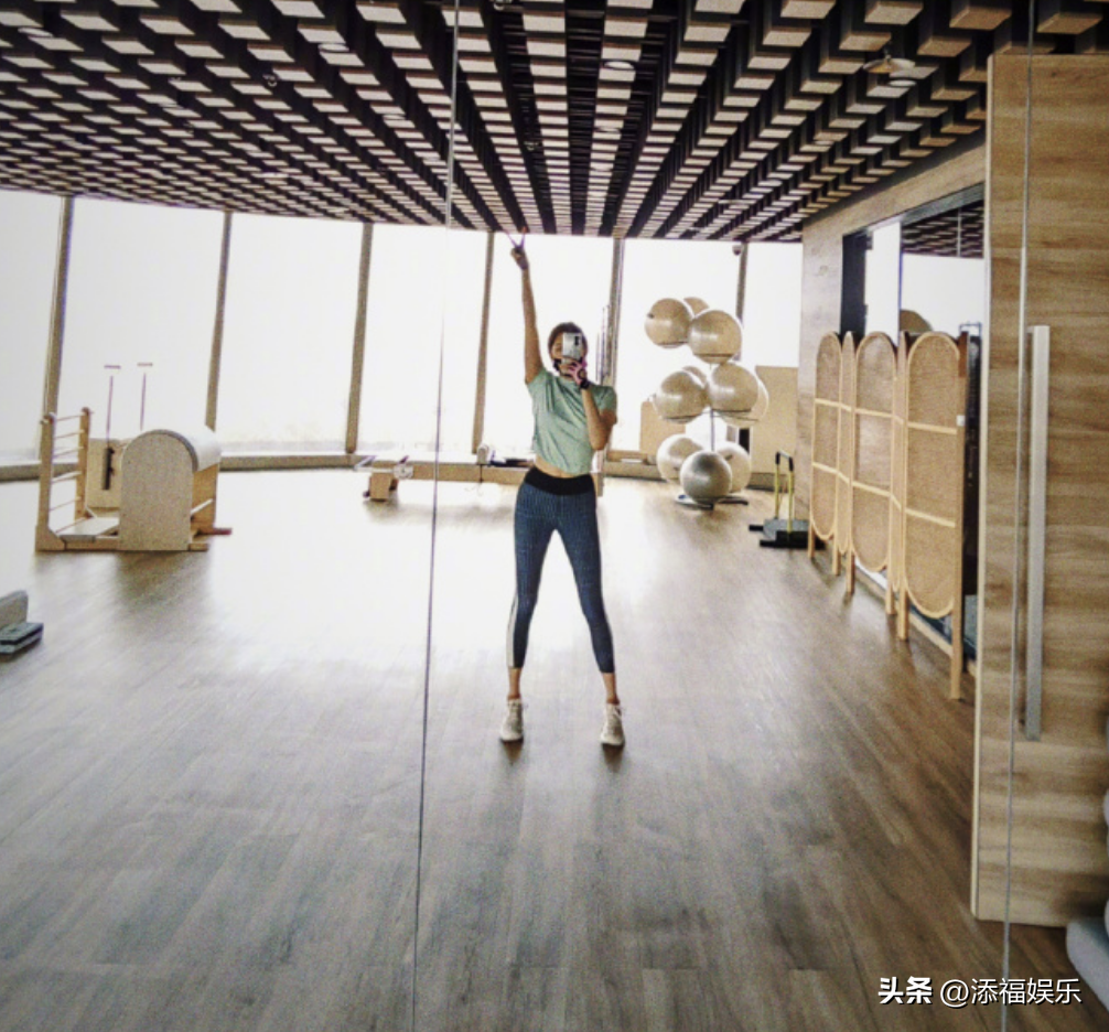 关晓彤晒健身房露腰照,穿塑形衣大秀曲线,3个细节看出没怀孕