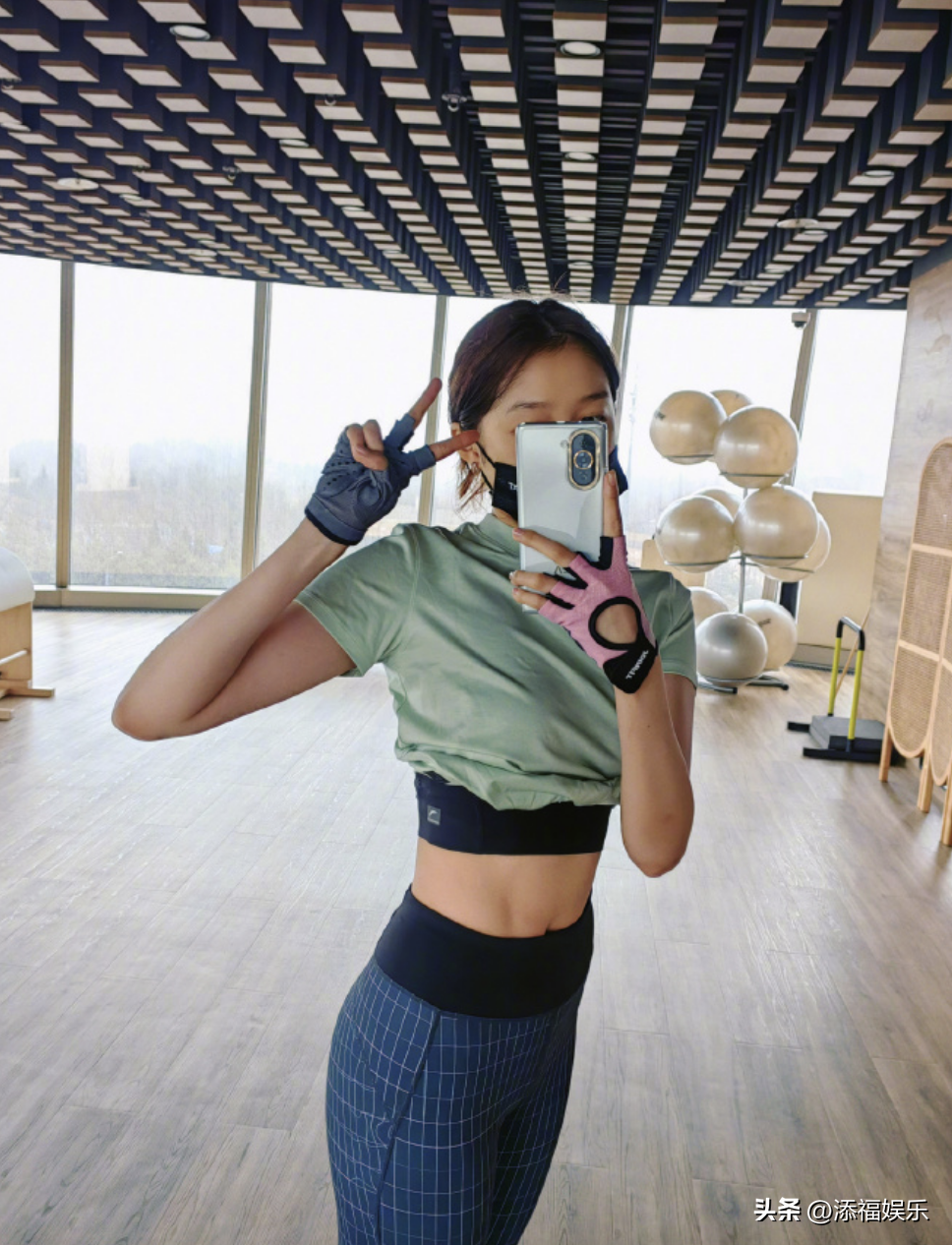 关晓彤晒健身房露腰照,穿塑形衣大秀曲线,3个细节看出没怀孕