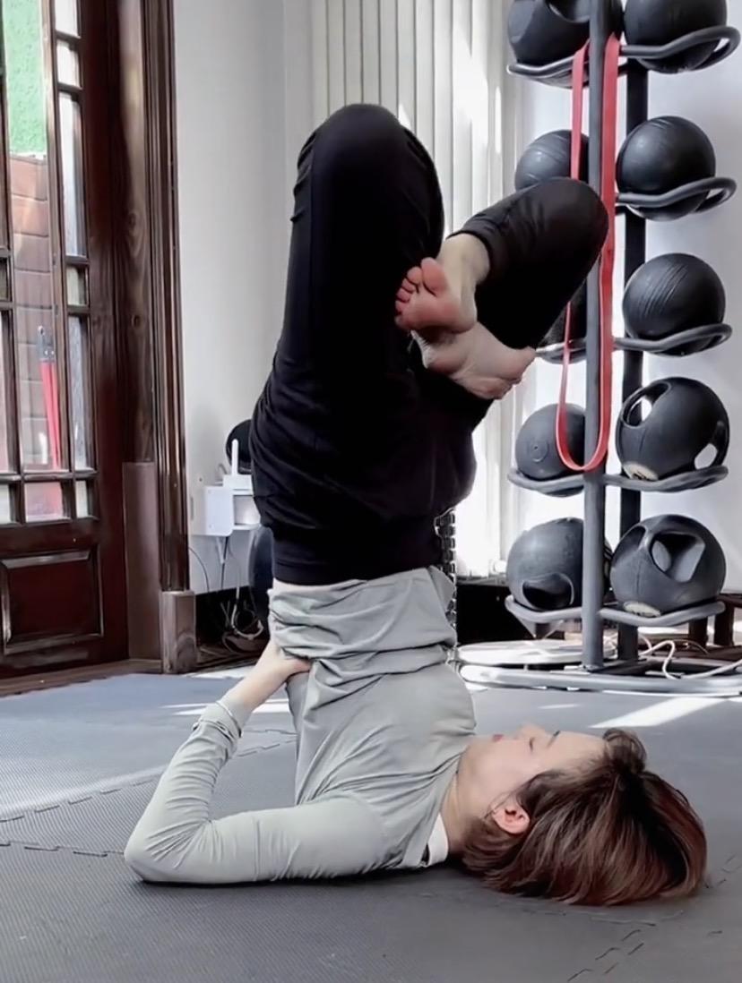 孙俪晒高难度动作,倒立盘腿惊呆网友,为保持身材晚饭只吃胡萝卜