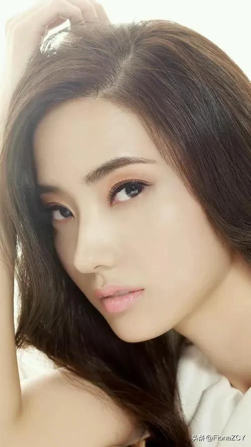 美艳性感的韩彩英,号称“人间芭比”