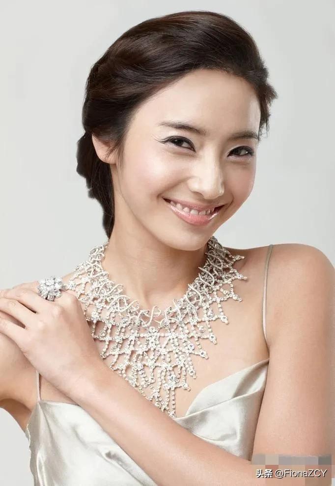 美艳性感的韩彩英,号称“人间芭比”