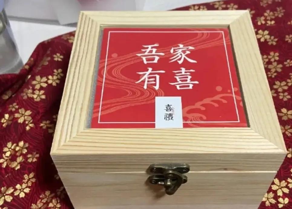 胡歌生娃喜糖被曝光,却遭网友吐槽:就这?太寒酸了吧?