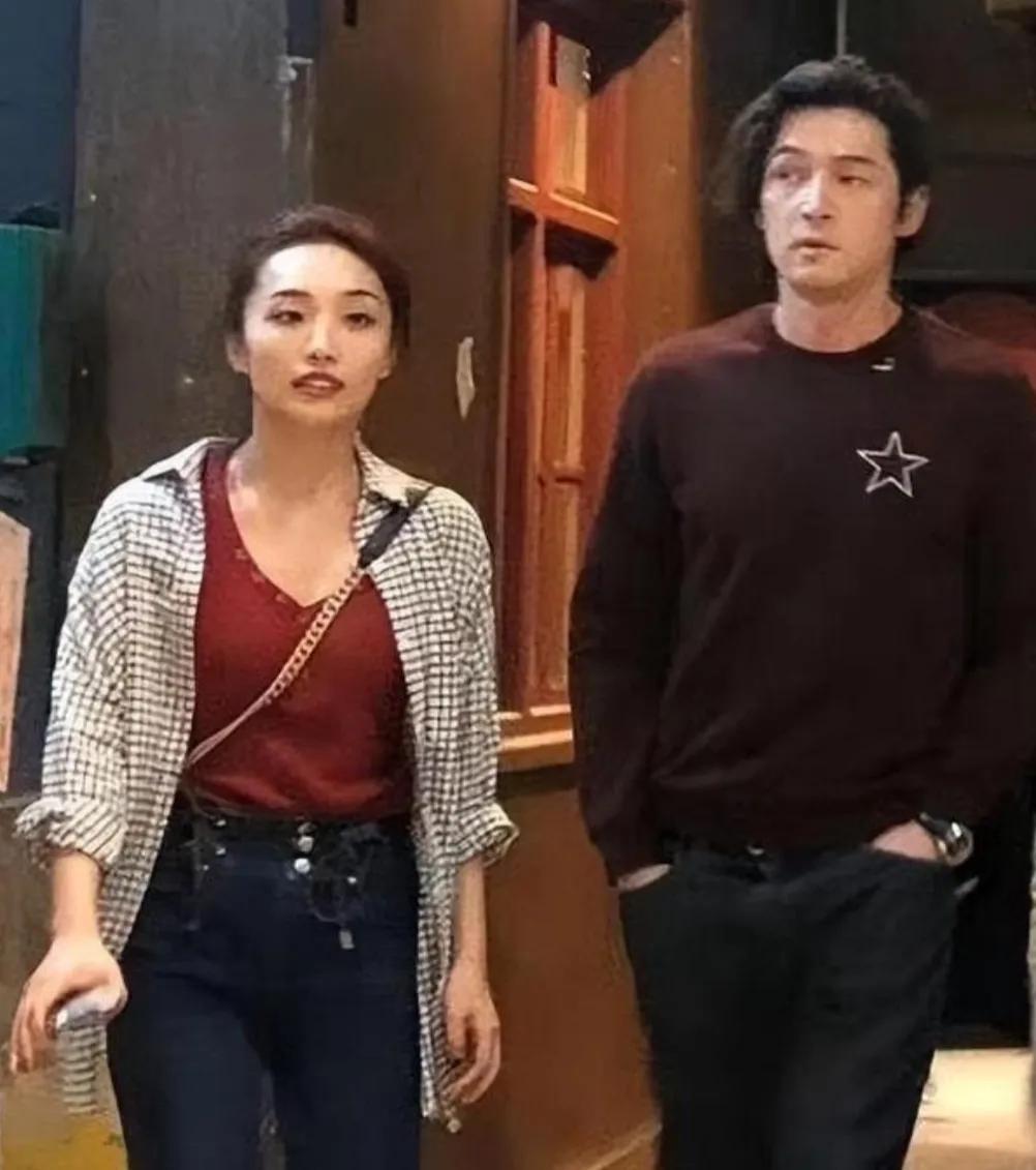 胡歌生娃喜糖被曝光,却遭网友吐槽:就这?太寒酸了吧?