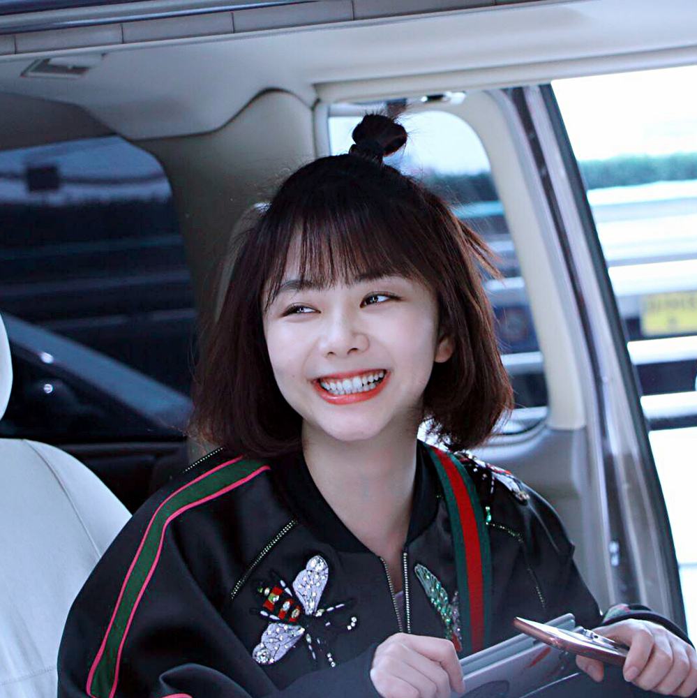 谭松韵庭审后现身,妆容精致心事重重,钟汉良小心翼翼不敢靠近