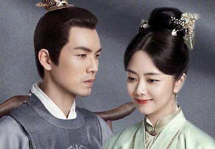 谭松韵庭审后现身,妆容精致心事重重,钟汉良小心翼翼不敢靠近