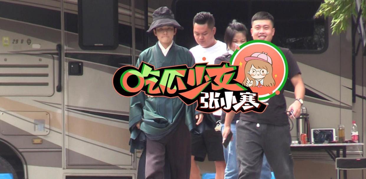 谭松韵庭审后现身,妆容精致心事重重,钟汉良小心翼翼不敢靠近