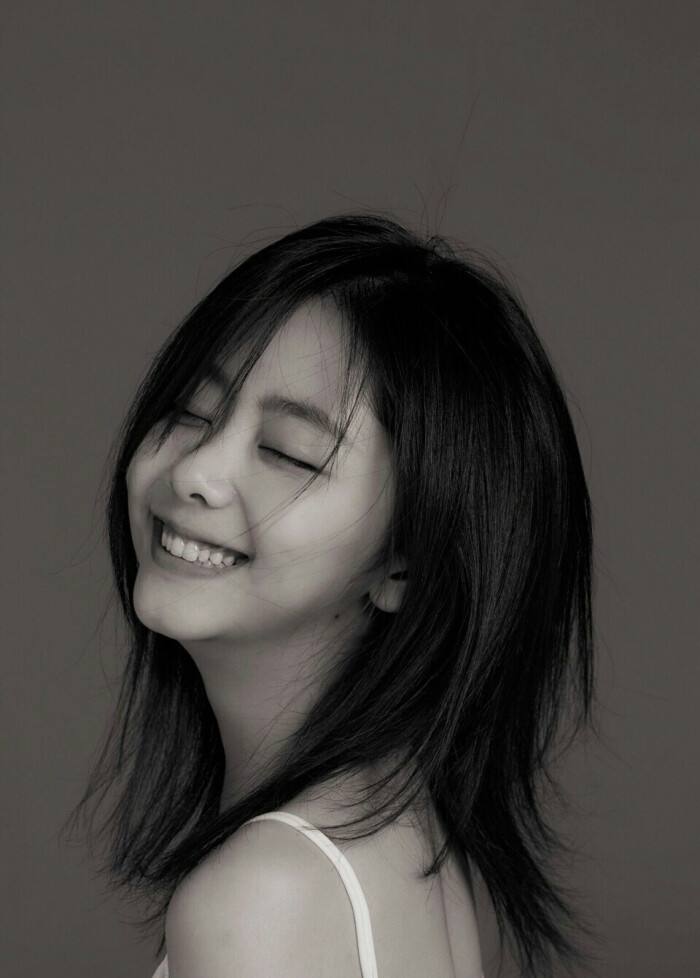 谭松韵庭审后现身,妆容精致心事重重,钟汉良小心翼翼不敢靠近