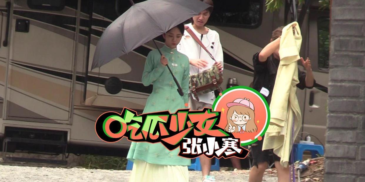 谭松韵庭审后现身,妆容精致心事重重,钟汉良小心翼翼不敢靠近