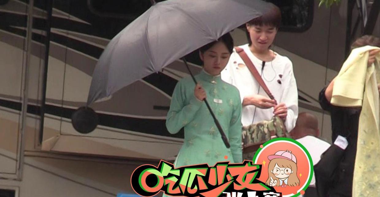 谭松韵庭审后现身,妆容精致心事重重,钟汉良小心翼翼不敢靠近