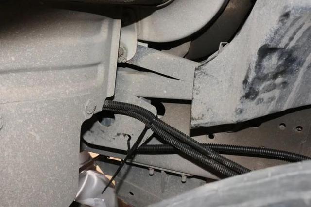 宇通的房车尼桑凯普斯达ZK5046XLJ的底盘改装氮气避震器过程四川人的c型房车-