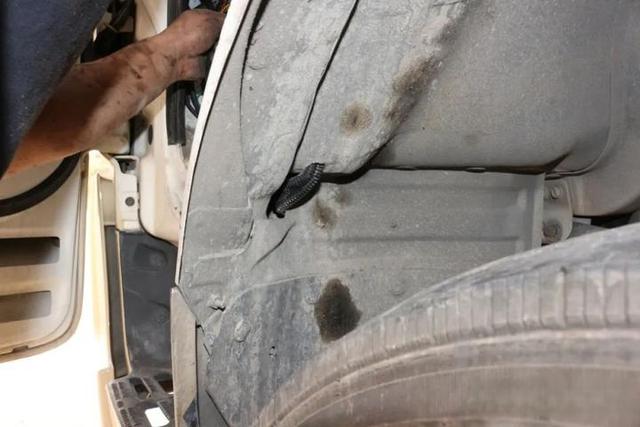 宇通的房车尼桑凯普斯达ZK5046XLJ的底盘改装氮气避震器过程四川人的c型房车-