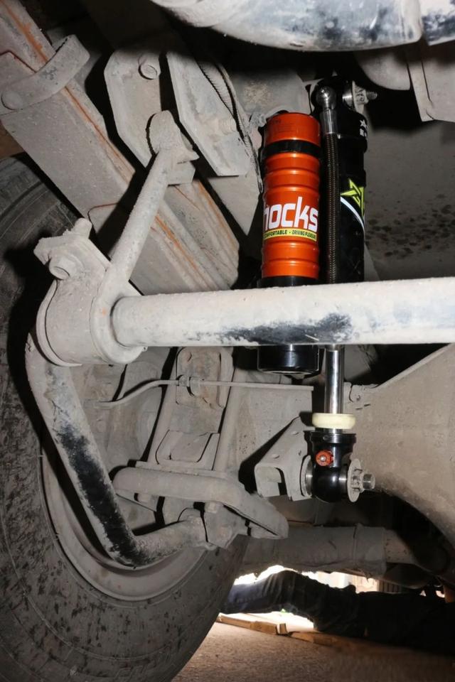 宇通的房车尼桑凯普斯达ZK5046XLJ的底盘改装氮气避震器过程四川人的c型房车-