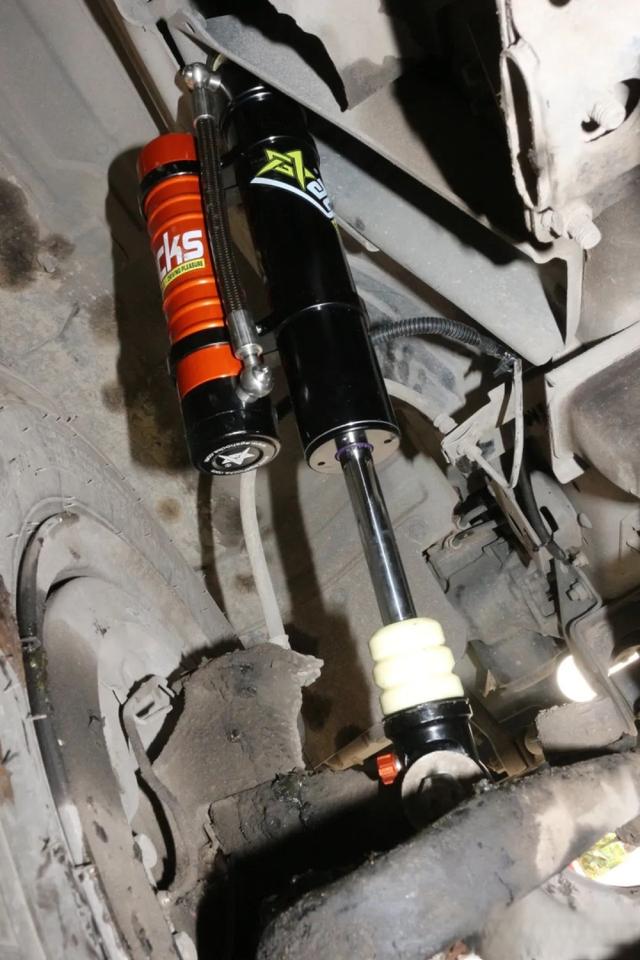 宇通的房车尼桑凯普斯达ZK5046XLJ的底盘改装氮气避震器过程四川人的c型房车-