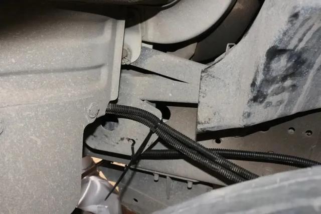 宇通的房车尼桑凯普斯达ZK5046XLJ的底盘改装氮气避震器过程四川人的c型房车-