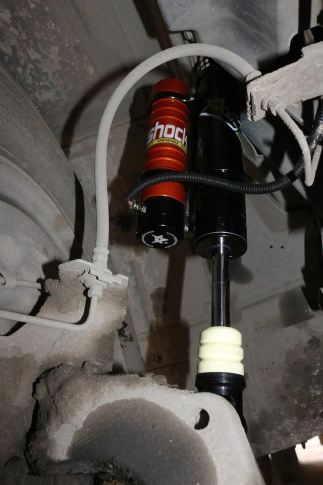 宇通的房车尼桑凯普斯达ZK5046XLJ的底盘改装氮气避震器过程四川人的c型房车-