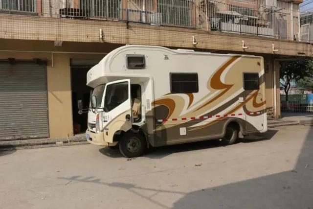 宇通的房车尼桑凯普斯达ZK5046XLJ的底盘改装氮气避震器过程四川人的c型房车-