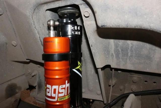 宇通的房车尼桑凯普斯达ZK5046XLJ的底盘改装氮气避震器过程四川人的c型房车-