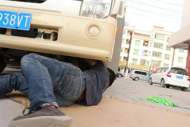 宇通的房车尼桑凯普斯达ZK5046XLJ的底盘改装氮气避震器过程四川人的c型房车-