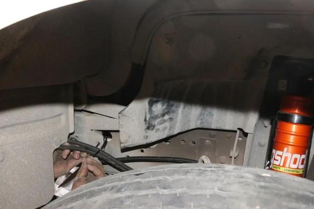 宇通的房车尼桑凯普斯达ZK5046XLJ的底盘改装氮气避震器过程四川人的c型房车-