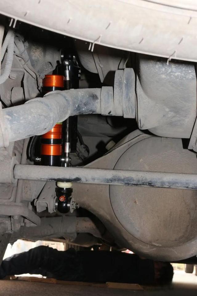 宇通的房车尼桑凯普斯达ZK5046XLJ的底盘改装氮气避震器过程四川人的c型房车-