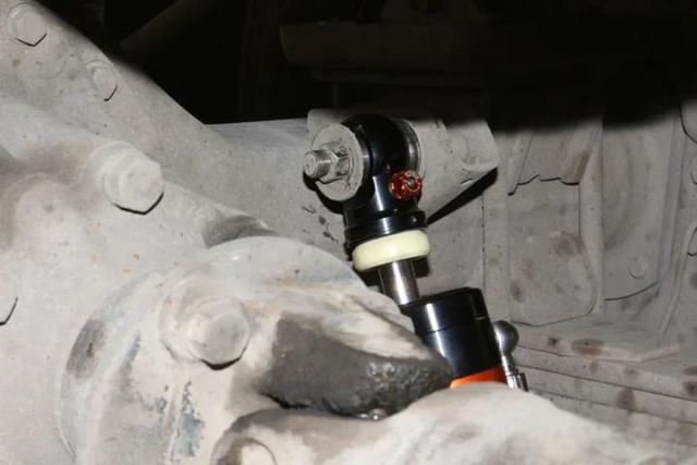 宇通的房车尼桑凯普斯达ZK5046XLJ的底盘改装氮气避震器过程四川人的c型房车-