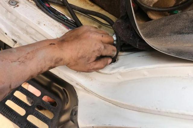 宇通的房车尼桑凯普斯达ZK5046XLJ的底盘改装氮气避震器过程四川人的c型房车-