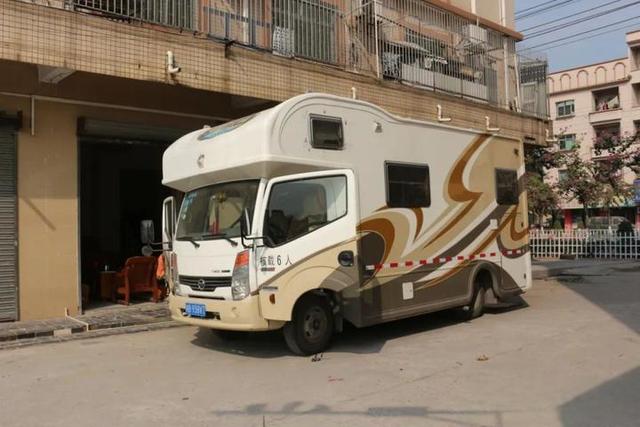 宇通的房车尼桑凯普斯达ZK5046XLJ的底盘改装氮气避震器过程四川人的c型房车-