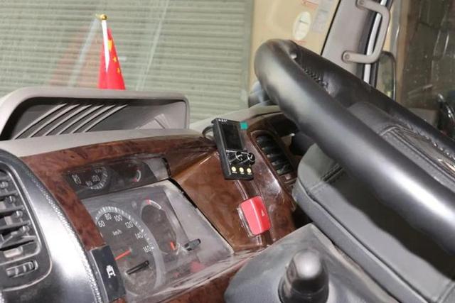 宇通的房车尼桑凯普斯达ZK5046XLJ的底盘改装氮气避震器过程四川人的c型房车-