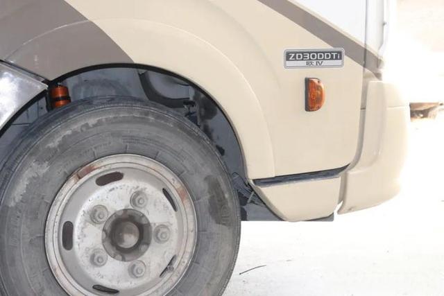 宇通的房车尼桑凯普斯达ZK5046XLJ的底盘改装氮气避震器过程四川人的c型房车-