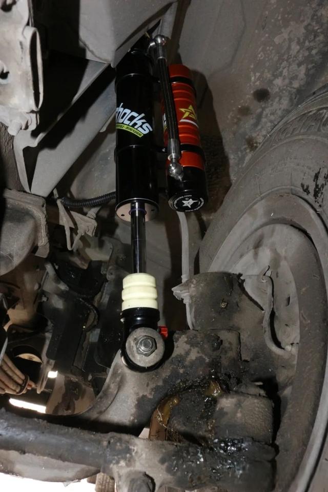 宇通的房车尼桑凯普斯达ZK5046XLJ的底盘改装氮气避震器过程四川人的c型房车-