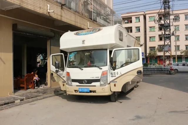 宇通的房车尼桑凯普斯达ZK5046XLJ的底盘改装氮气避震器过程四川人的c型房车-