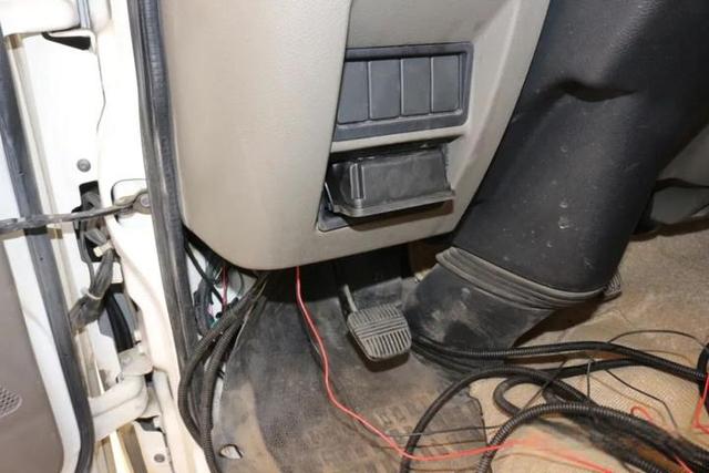 宇通的房车尼桑凯普斯达ZK5046XLJ的底盘改装氮气避震器过程四川人的c型房车-