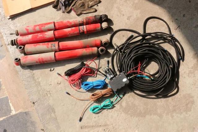 宇通的房车尼桑凯普斯达ZK5046XLJ的底盘改装氮气避震器过程四川人的c型房车-