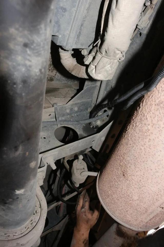 宇通的房车尼桑凯普斯达ZK5046XLJ的底盘改装氮气避震器过程四川人的c型房车-