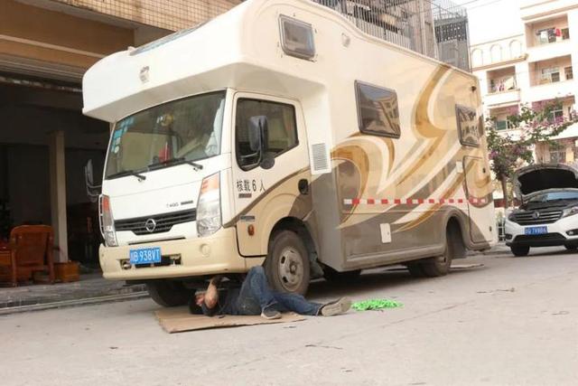 宇通的房车尼桑凯普斯达ZK5046XLJ的底盘改装氮气避震器过程四川人的c型房车-