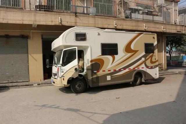 宇通的房车尼桑凯普斯达ZK5046XLJ的底盘改装氮气避震器过程四川人的c型房车-